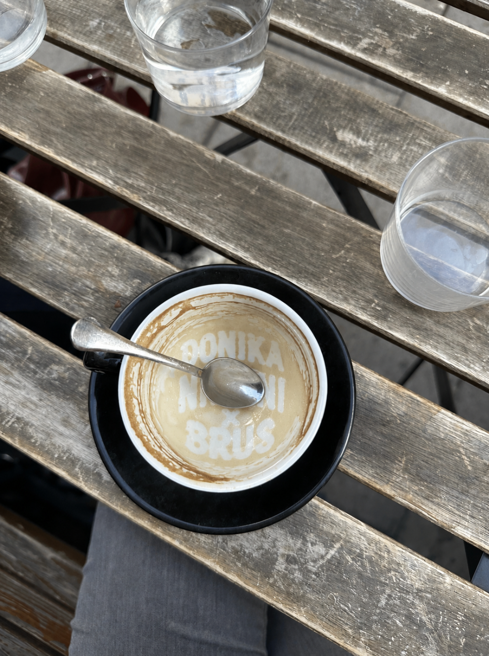 Story med kaffekopp och texten DONIKA / BRUS